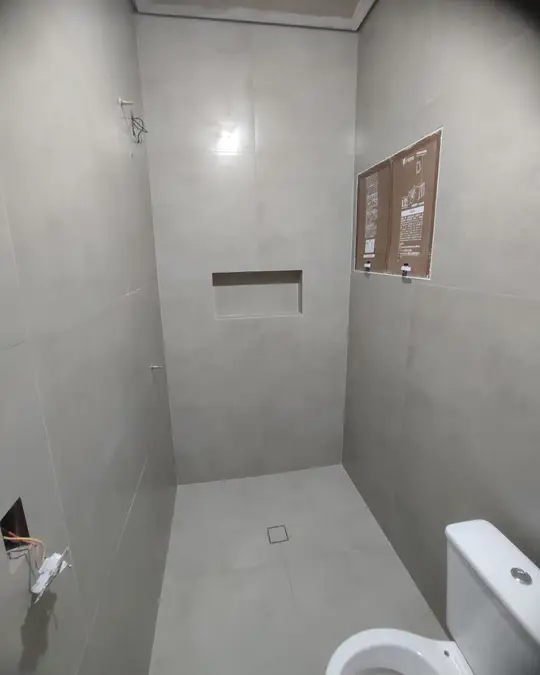 Banheiro em porcelanato com nicho embutido