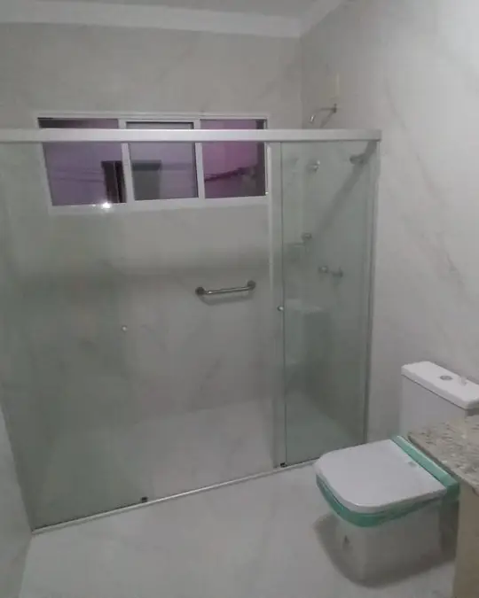 Banheiro em porcelanato marmorizado