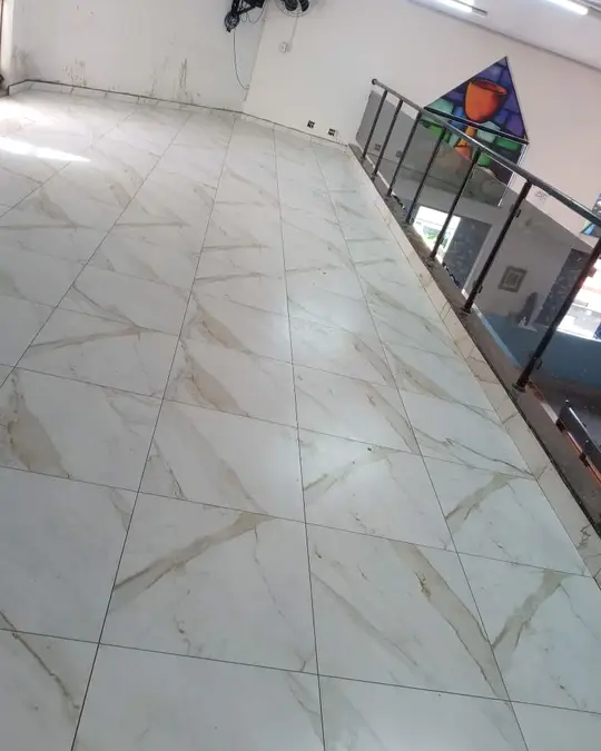 Mezanino em porcelanato marmorizado