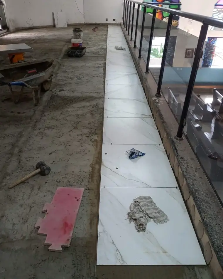 Porcelanato de grande formato sendo assentado em mezanino pela equipe da D.A Construções